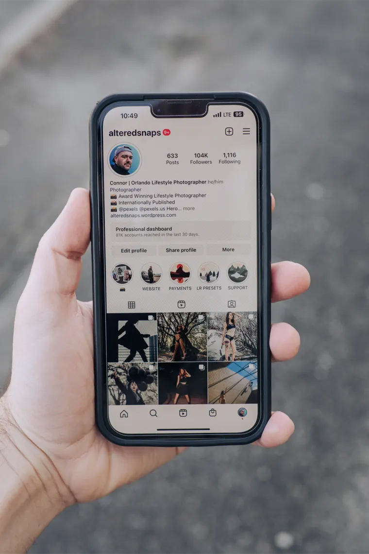 Saving a video on a phone with Reels Downloader
