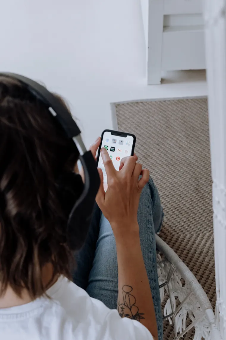 Saving a video on a phone with Reels Downloader