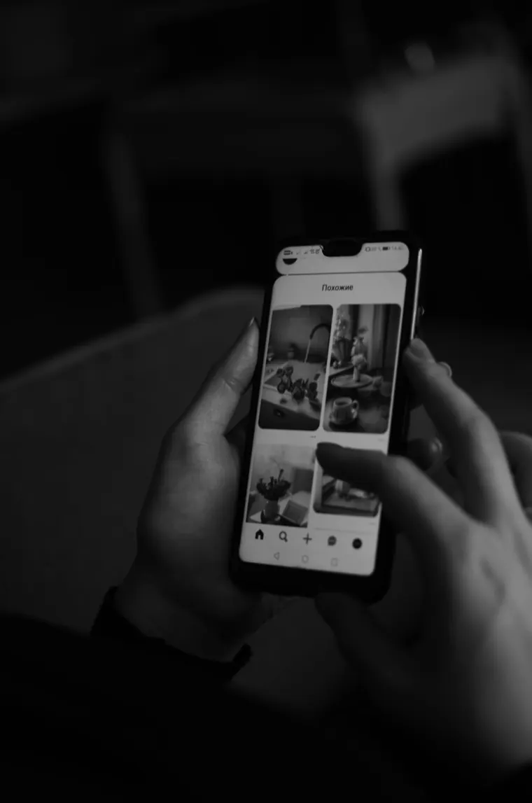 Saving a video on a phone with Reels Downloader
