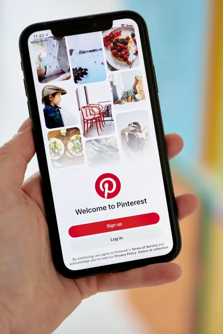 Saving a video on a phone with Reels Downloader